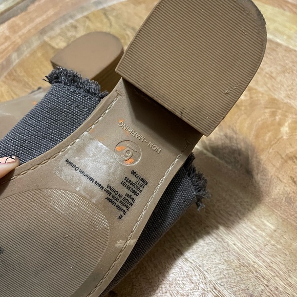 Woman’s Universal Thread Slip on Sandals with a Chunky Heel - Picture 12 of 15